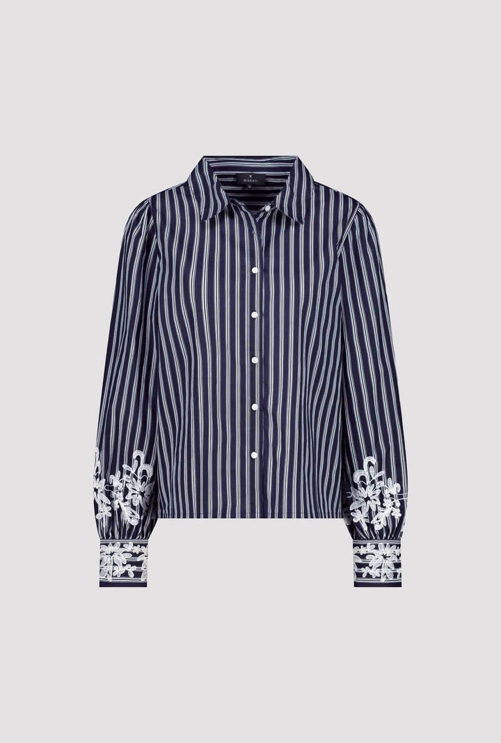 Blouse à rayures avec broderies florales aux poignets, coupe élégante et col classique.