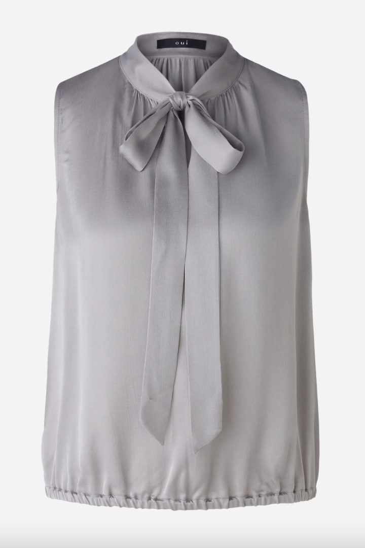 Blouse en satin brillant avec cravate et encolure en V, coupe décontractée et ceinture élastiquée, couleur grise.