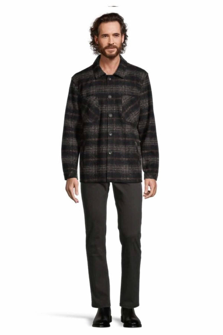 Homme portant un blouson à bouton en laine et bambou, idéal pour un look élégant et confortable.