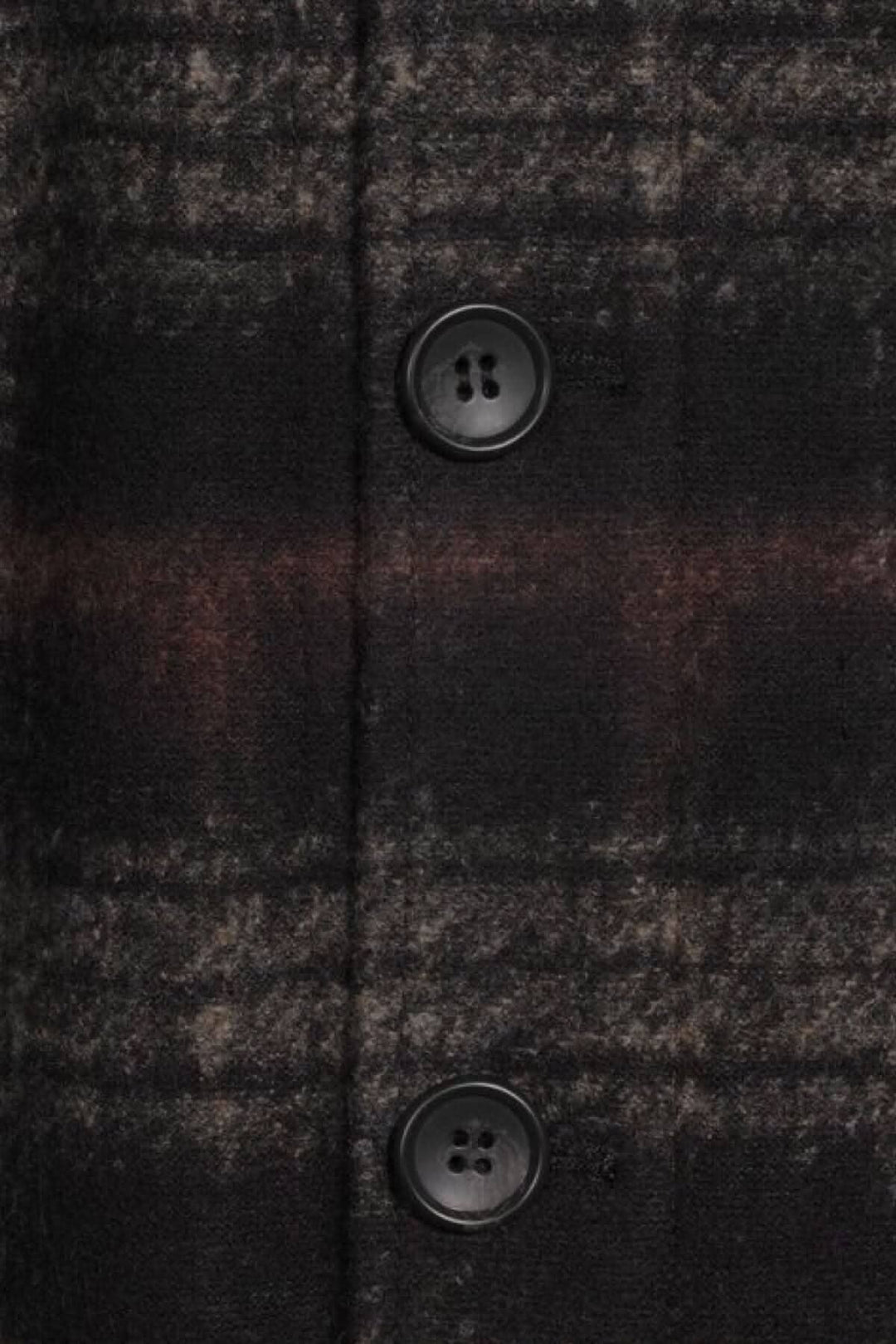 Détails du blouson à bouton en mélange de laine et bambou, avec motif à carreaux et boutons noirs.