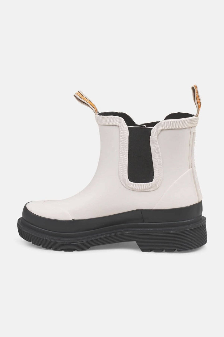 Bottines Chelsea en caoutchouc blanc avec semelle anti-glace, parfaites pour temps froid et humide.