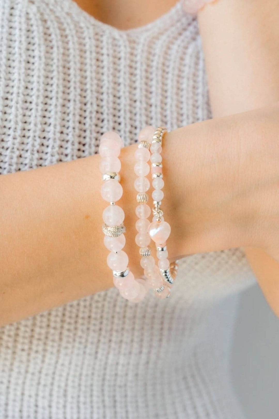Bracelet Be Alluring en argent et quartz rose, élégant et scintillant, porté sur un poignet féminin.