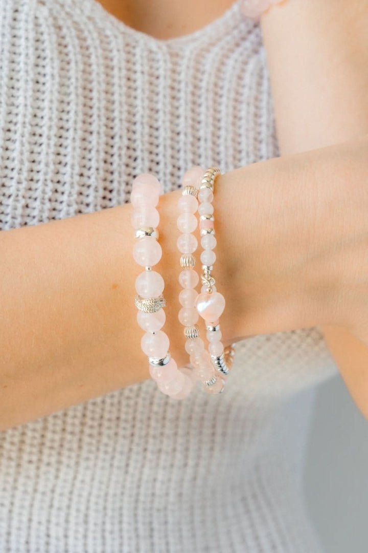 Bracelet argent Be Regal avec perles de quartz rose sur un poignet féminin, symbolisant grâce et élégance.