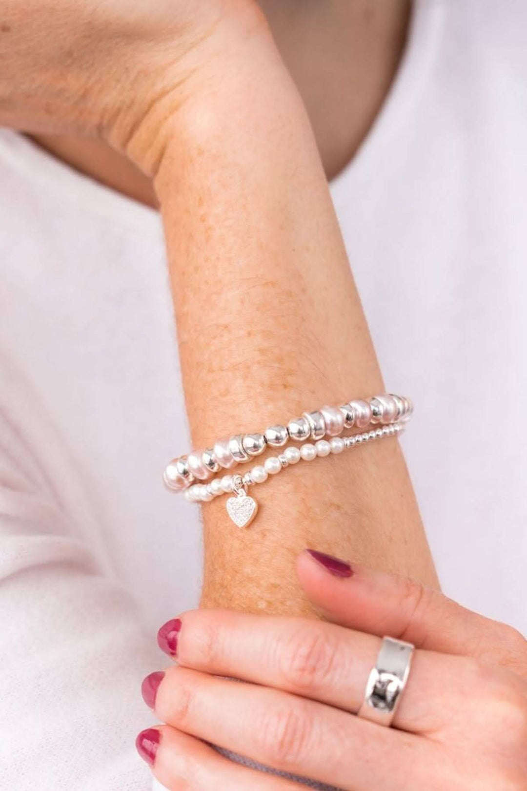 Bracelet en argent Be Smitten avec perles brillantes, soulignant le chic et la féminité.