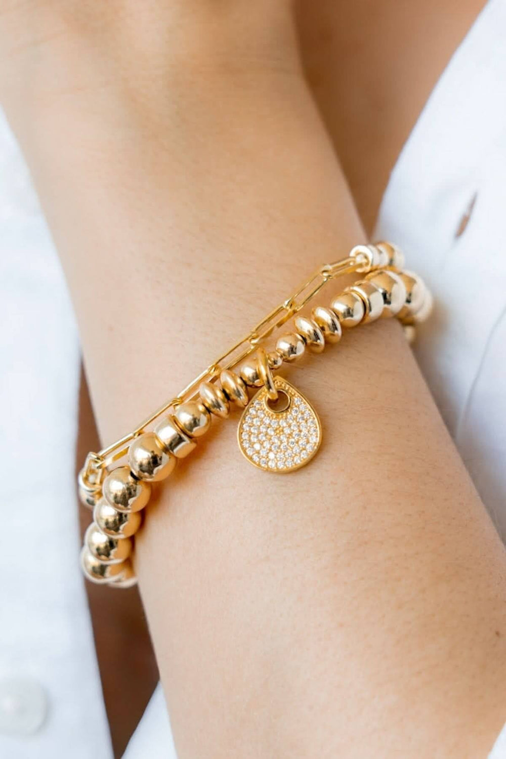 Bracelet doré avec détails en chaînes et pendentif pendentif rhinestones, parfait pour une allure chic.