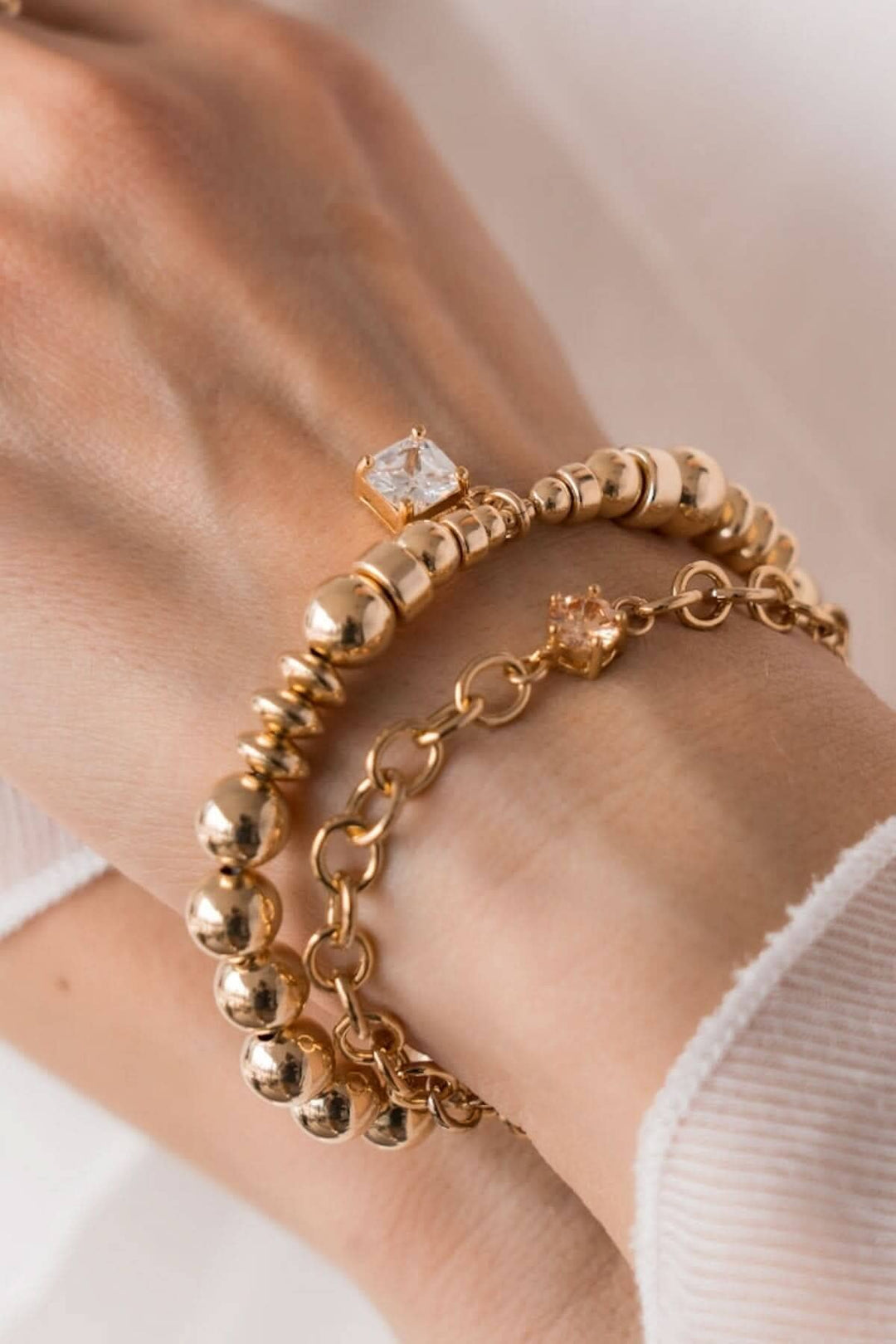 Bracelet en or avec breloque en zirconium, ajoutant élégance et modernité à votre poignet.