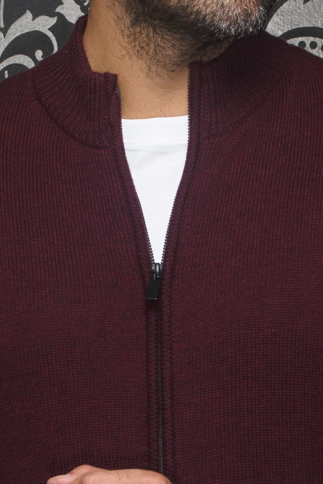 Chandail en laine Esteban, zipé, couleur bordeaux, porté avec un t-shirt blanc.