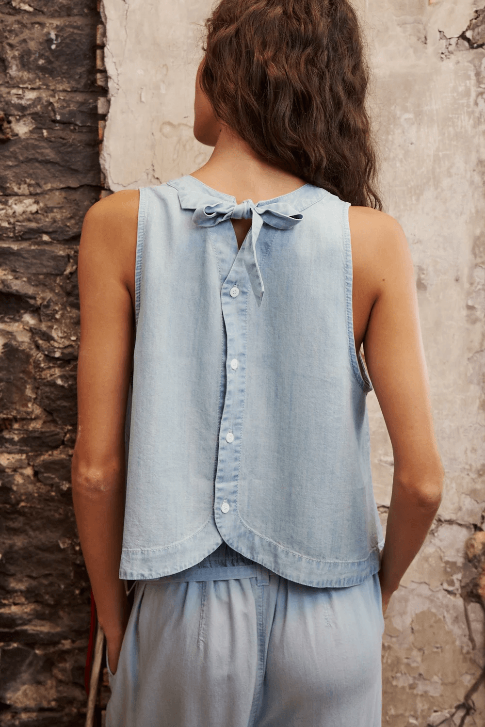 Camisole Cecil fluide avec détail au dos, silhouette épurée et confort optimal, parfait pour la saison chaude.