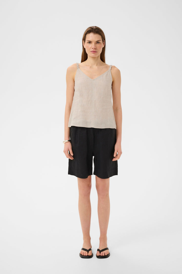 Camisole Elinor fluide à bretelles fines, encolure en V, tissu léger, coupe droite, modèle féminin, 100% lin, couleur beige.