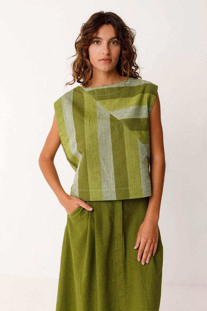 Camisole Lesia structurée sans manches motif graphique avec encolure bateau, coupe droite et motif graphique à bandes, porté par un modèle.