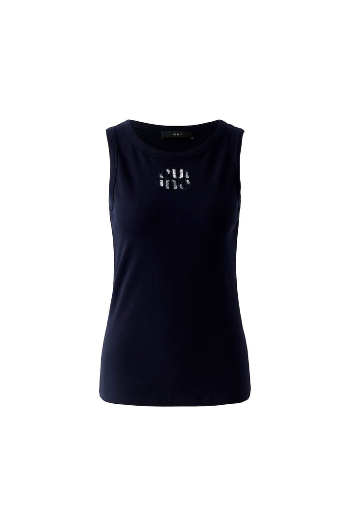 Camisole ajustée avec détail graphique noir, coupe ajustée, sans manches, encolure ronde, design minimaliste.