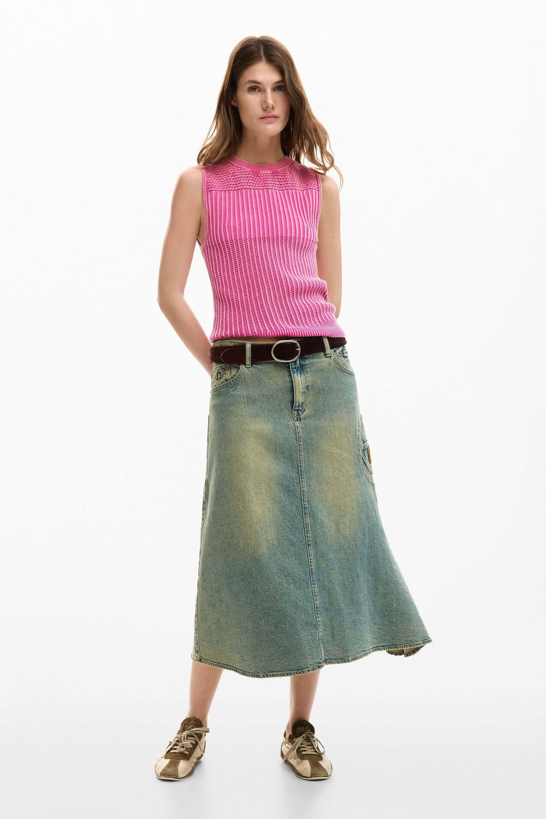 Femme portant une camisole crochet rose avec une jupe en jean vintage, look d&