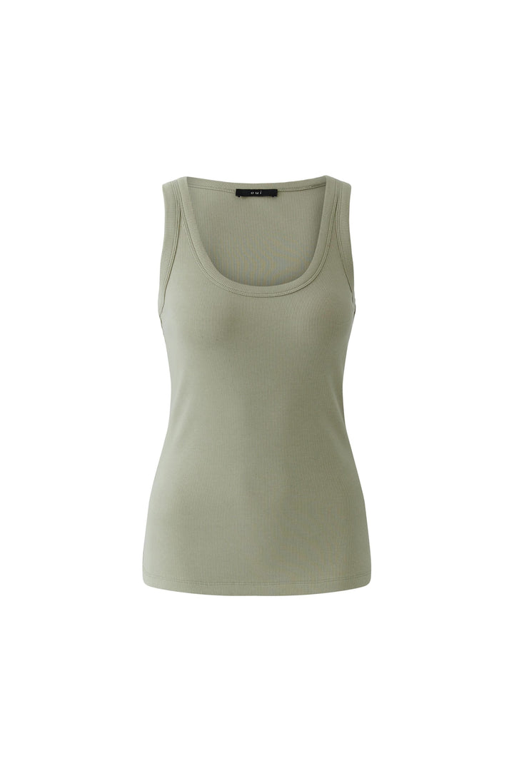 Camisole côtelée essentielle avec encolure arrondie et coupe ajustée, idéale pour superpositions ou tenue décontractée.