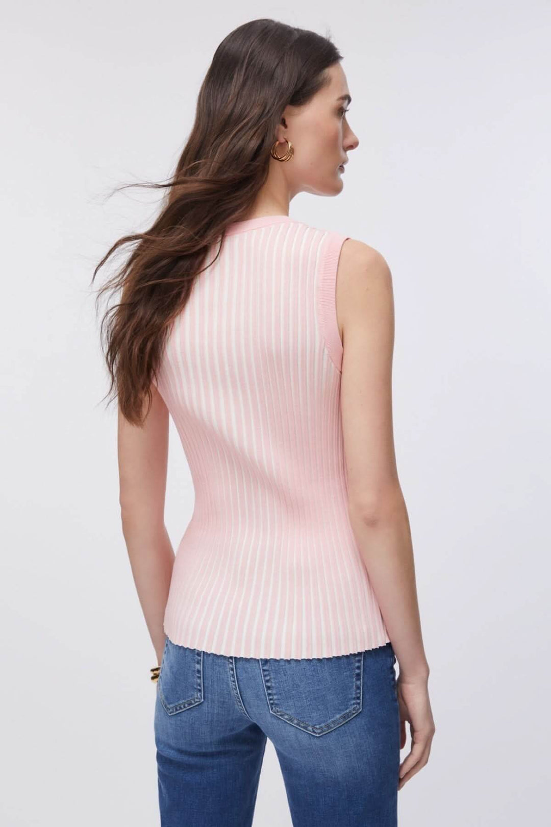 Femme portant une camisole en maille côtelée, ajustée et extensible, avec encolure ronde et sans manches, de dos.