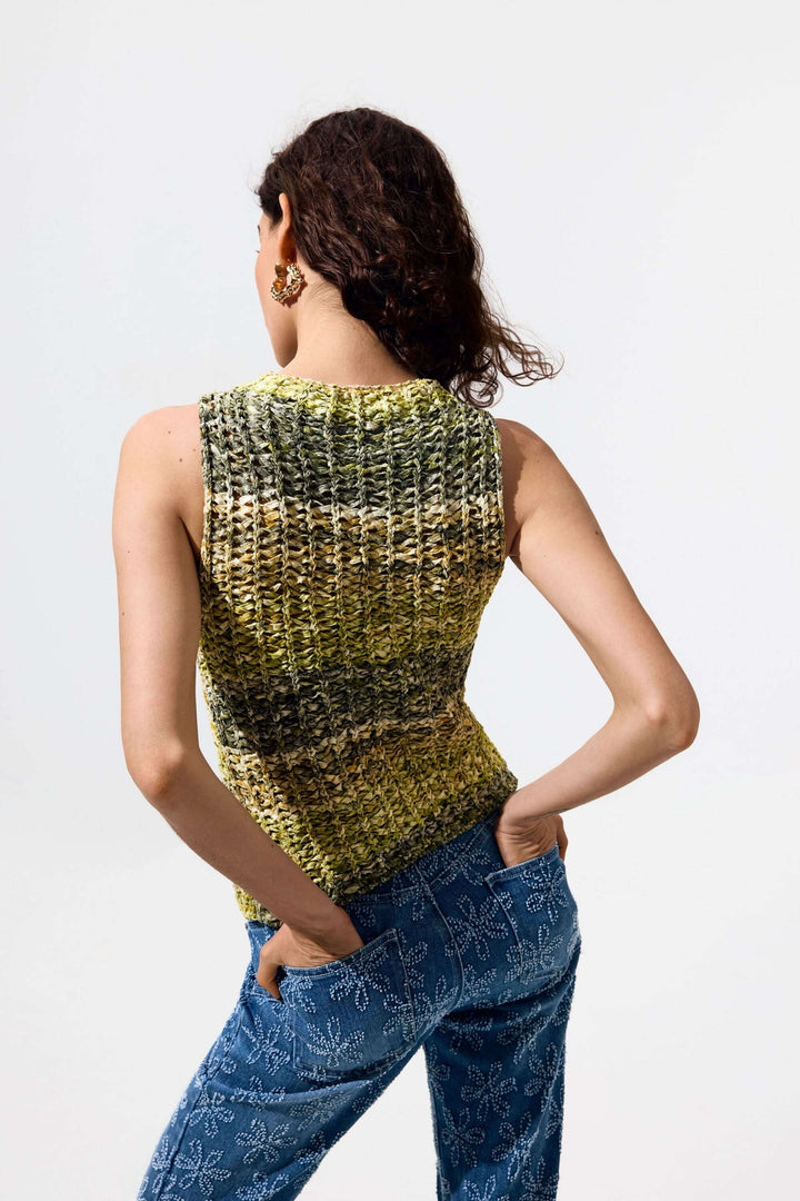 Femme portant une camisole en tricot texturé sans manches avec dos visible et design multicolore.
