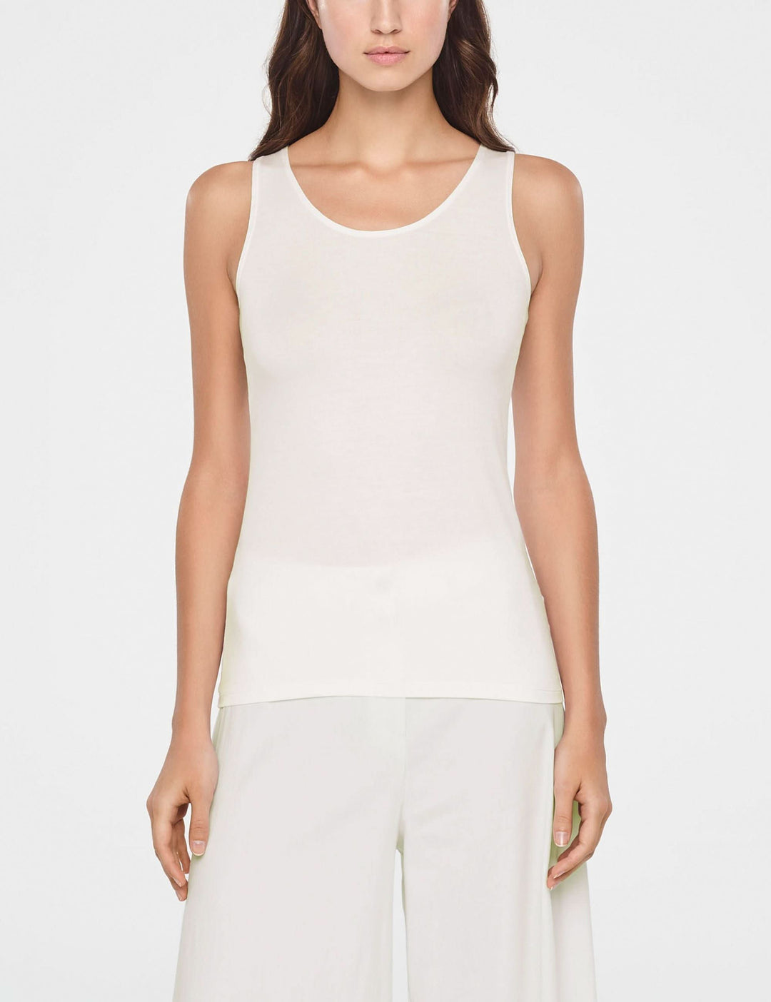 Camisole essentielle ajustée sans manches en matière douce et extensible, parfaite pour le quotidien, vue de face, minimaliste.