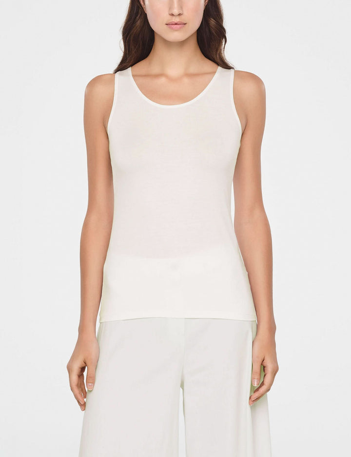 Camisole essentielle ajustée sans manches en matière douce et extensible, parfaite pour le quotidien, vue de face, minimaliste.