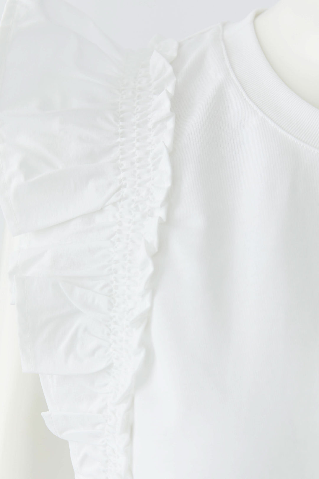 Camisole fluide essentielle avec encolure arrondie et détail élégant, tissu léger pour allure simple et raffinée.