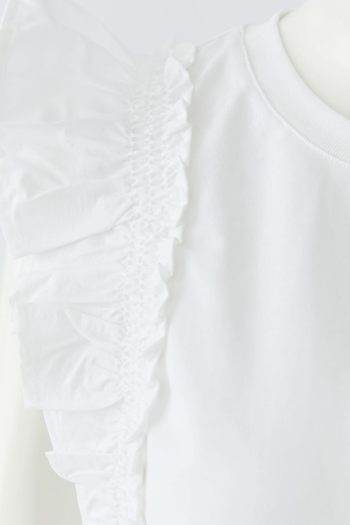Camisole fluide essentielle avec encolure arrondie et détail élégant, tissu léger pour allure simple et raffinée.