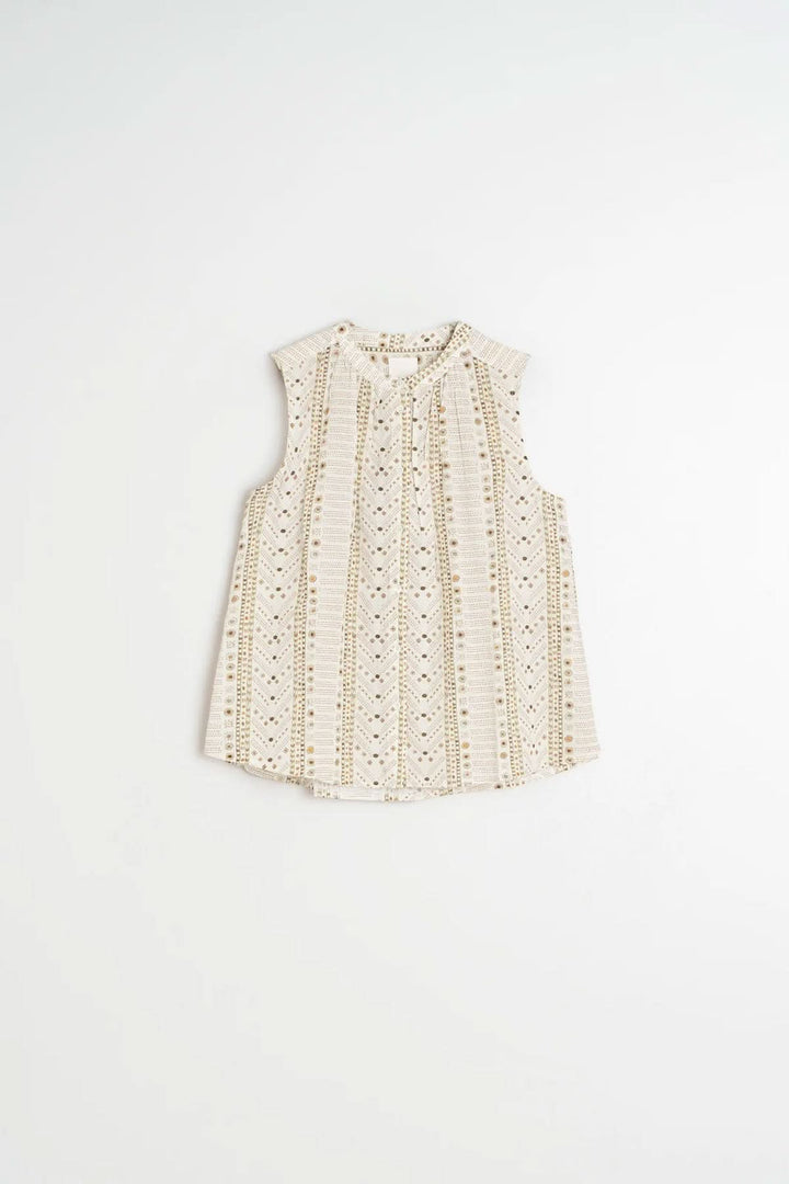 Camisole fluide imprimée sans manches avec motif délicat sur fond blanc, offrant une coupe légère et confortable pour l&