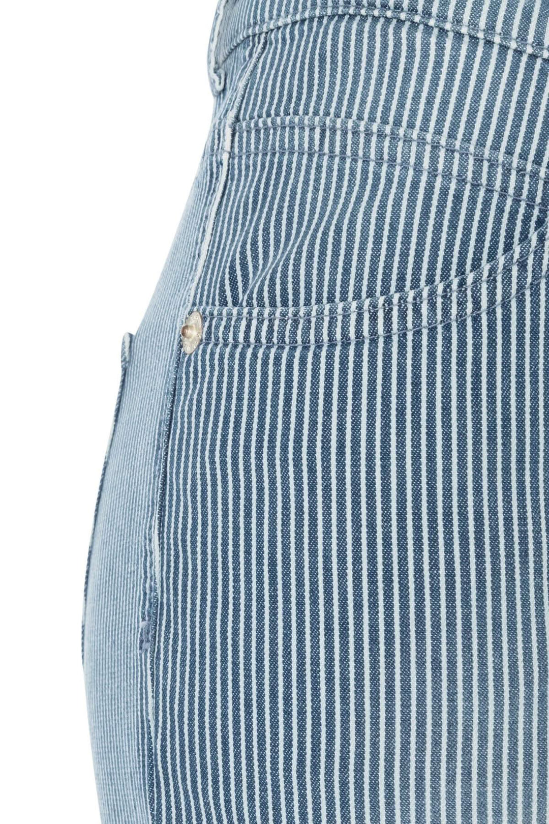 Détail d'un capri à rayures verticales, mettant en avant la texture et les poches.