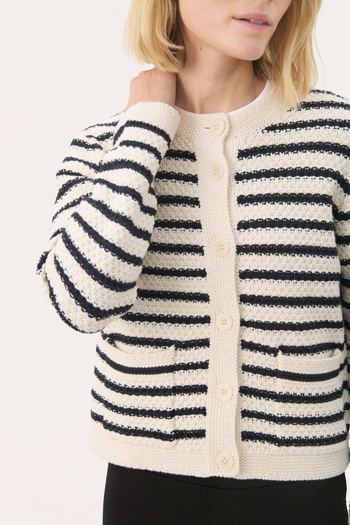 Cardigan Elmie à rayures horizontales noires et blanches, coupe droite avec poches, parfait pour un look chic et décontracté.