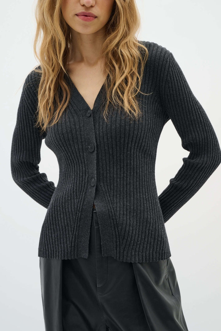 Cardigan Gia en maille côtelée noire, coupe ajustée avec encolure en V et fermeture boutonnée, style chic.