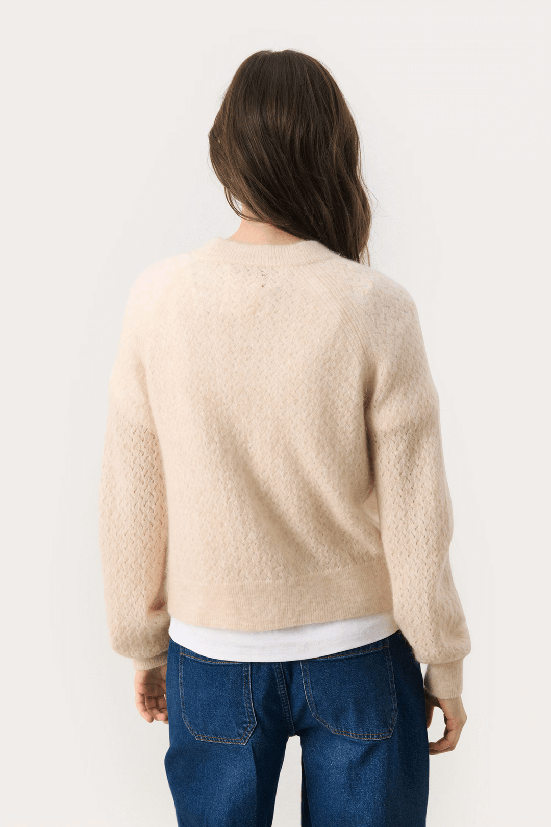 Cardigan Thora en tricot fin, manches longues raglan avec motif subtil, vue de dos sur mannequin portant un t-shirt blanc et jean.