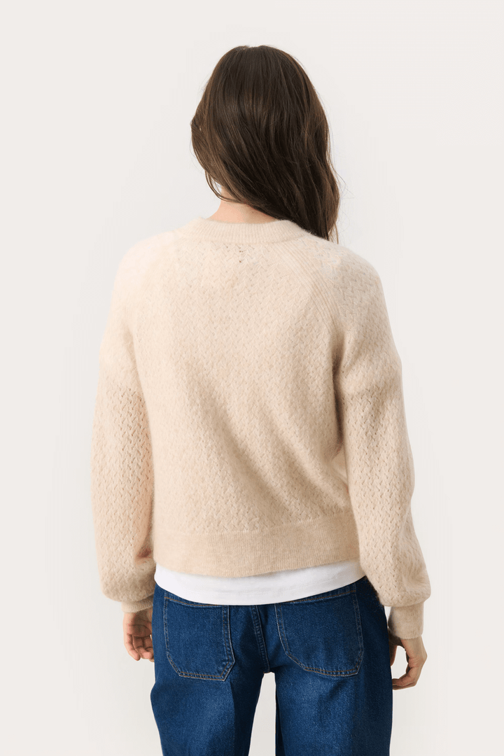 Cardigan Thora en tricot fin, manches longues raglan avec motif subtil, vue de dos sur mannequin portant un t-shirt blanc et jean.