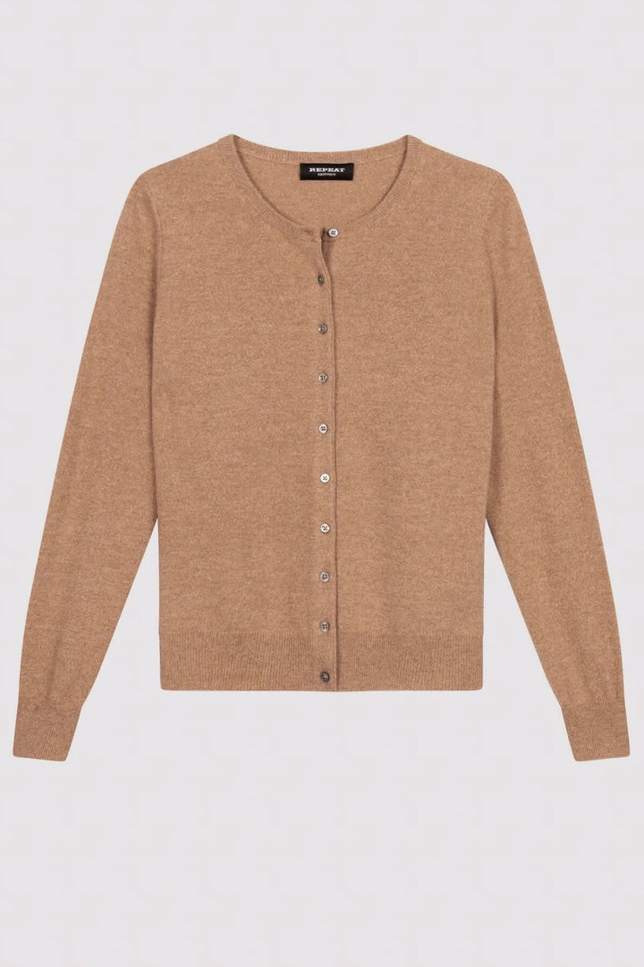 Cardigan classique beige avec boutons, coupe ajustée, encolure ronde, pièce polyvalente et élégante.