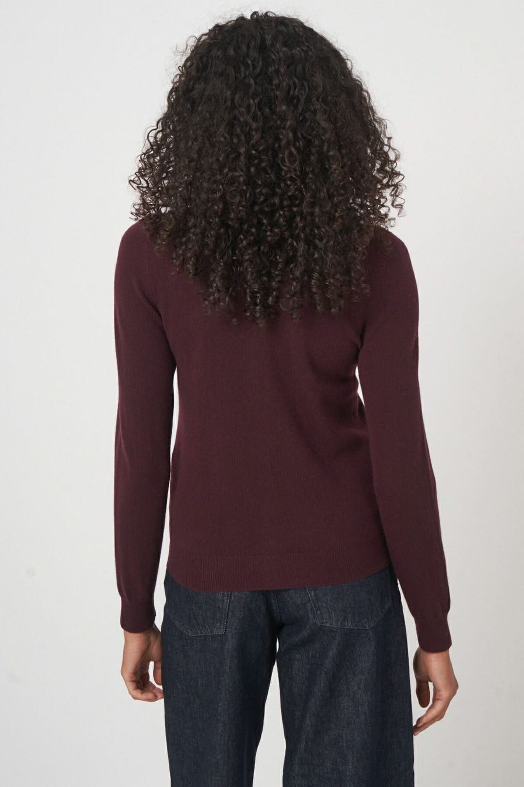 Vue arrière d'un cardigan classique bordeaux, présentant une coupe ajustée et manches longues.