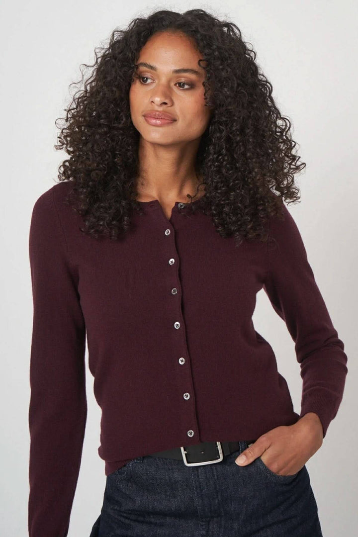 Cardigan classique en mailles douces, coupe ajustée et encolure ronde, porté avec un look décontracté.