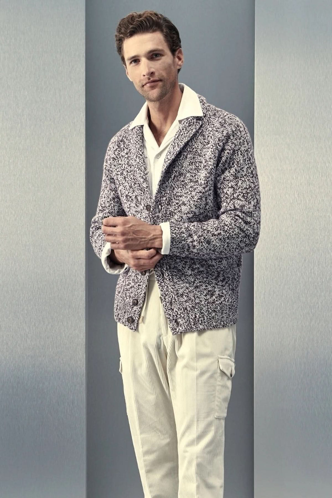 Homme portant un cardigan à col châle bordeaux et blanc, sur fond minimaliste, pour un look élégant et décontracté.