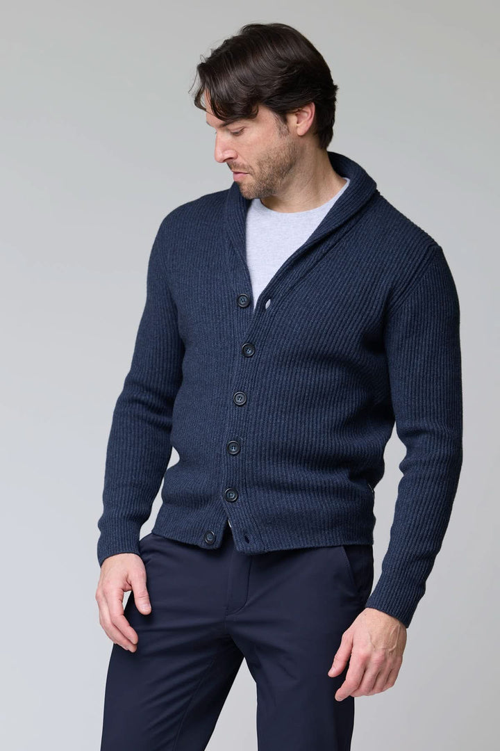 Homme portant un cardigan à col châle en laine, maille côtelée, couleur bleu marine.