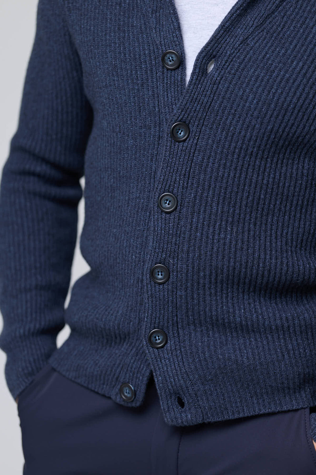 Cardigan à col châle en laine bleu foncé avec maille côtelée et fermeture à boutons, idéal pour superpositions élégantes.