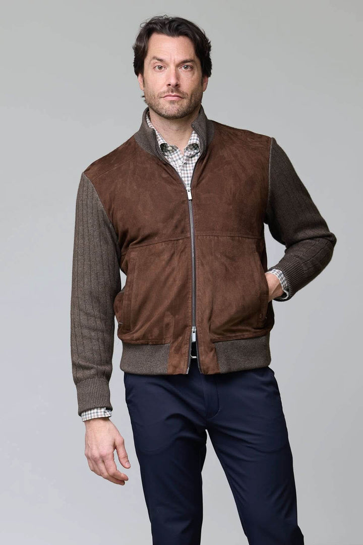 Homme portant un Cardigan à empiècements en suédine avec fermeture éclair et design tricoté sophistiqué pour un look élégant.