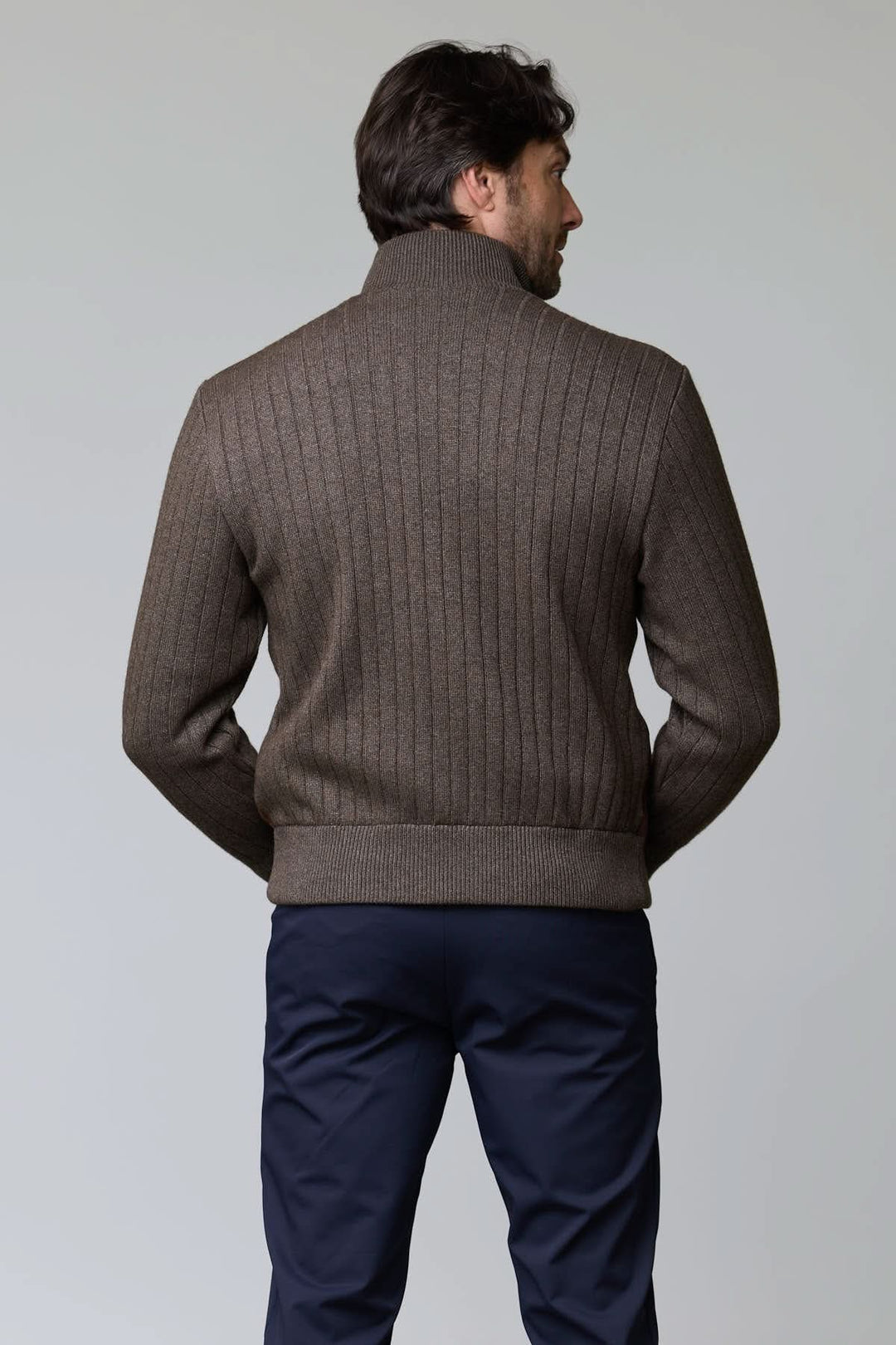 Homme portant un cardigan à empiècements en suédine avec manches en tricot côtelé et fermeture éclair, vu de dos.