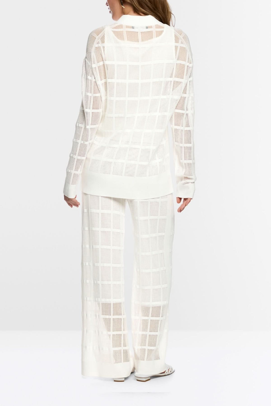 Cardigan en maille ajourée à carreaux blanc pour un style moderne et fluide, idéal pour la mi-saison, avec col chemise structuré.