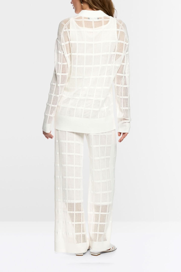 Cardigan en maille ajourée à carreaux blanc pour un style moderne et fluide, idéal pour la mi-saison, avec col chemise structuré.