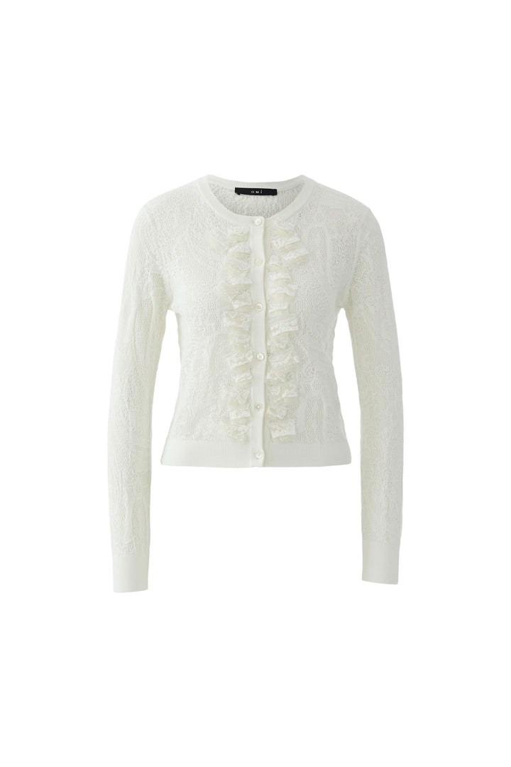 Cardigan en maille ajourée à volants blanc sur fond blanc, orné de volants avec fermeture boutonnée, style féminin et élégant.