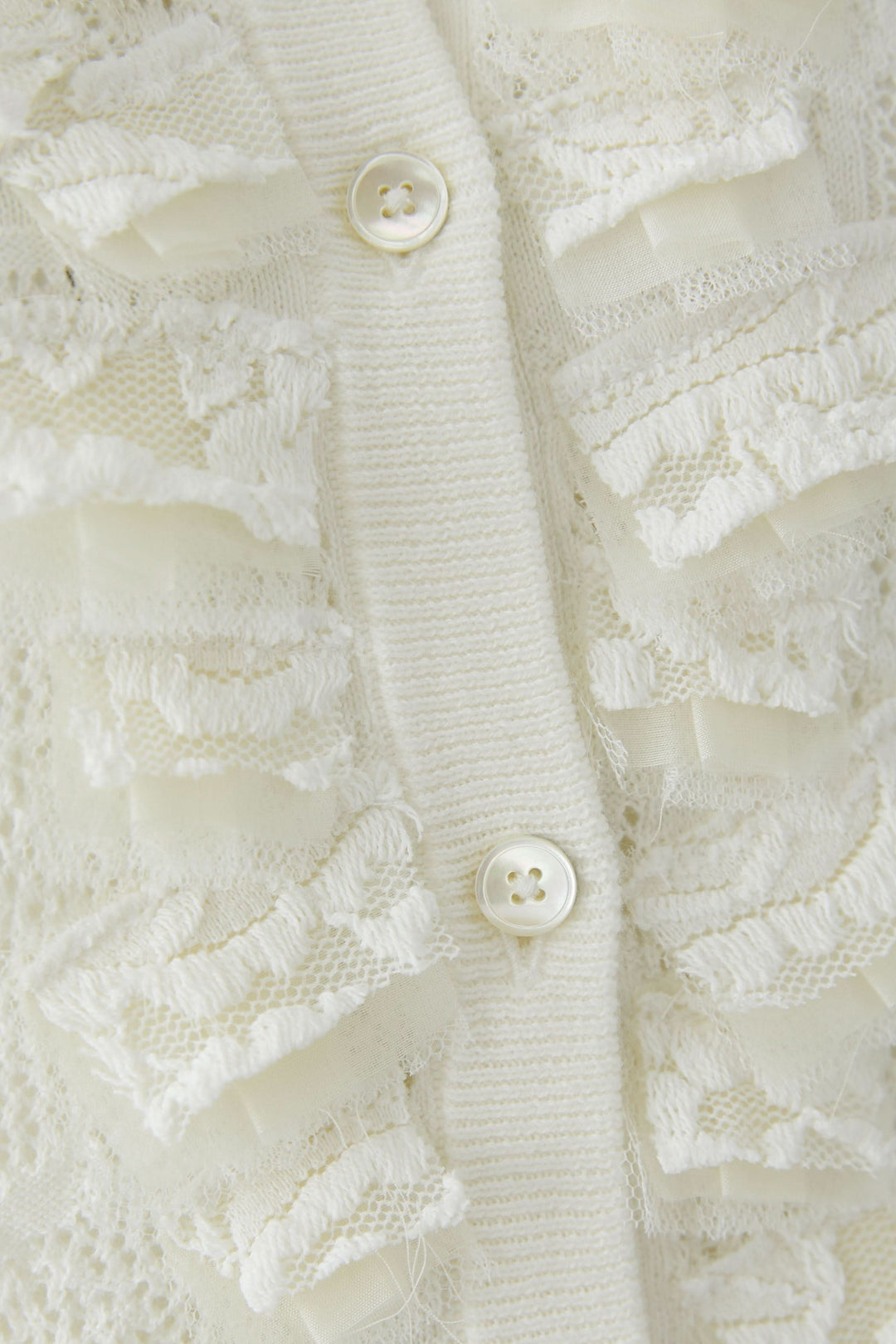 Cardigan en maille ajourée à volants avec boutons et détails en volants élégants.