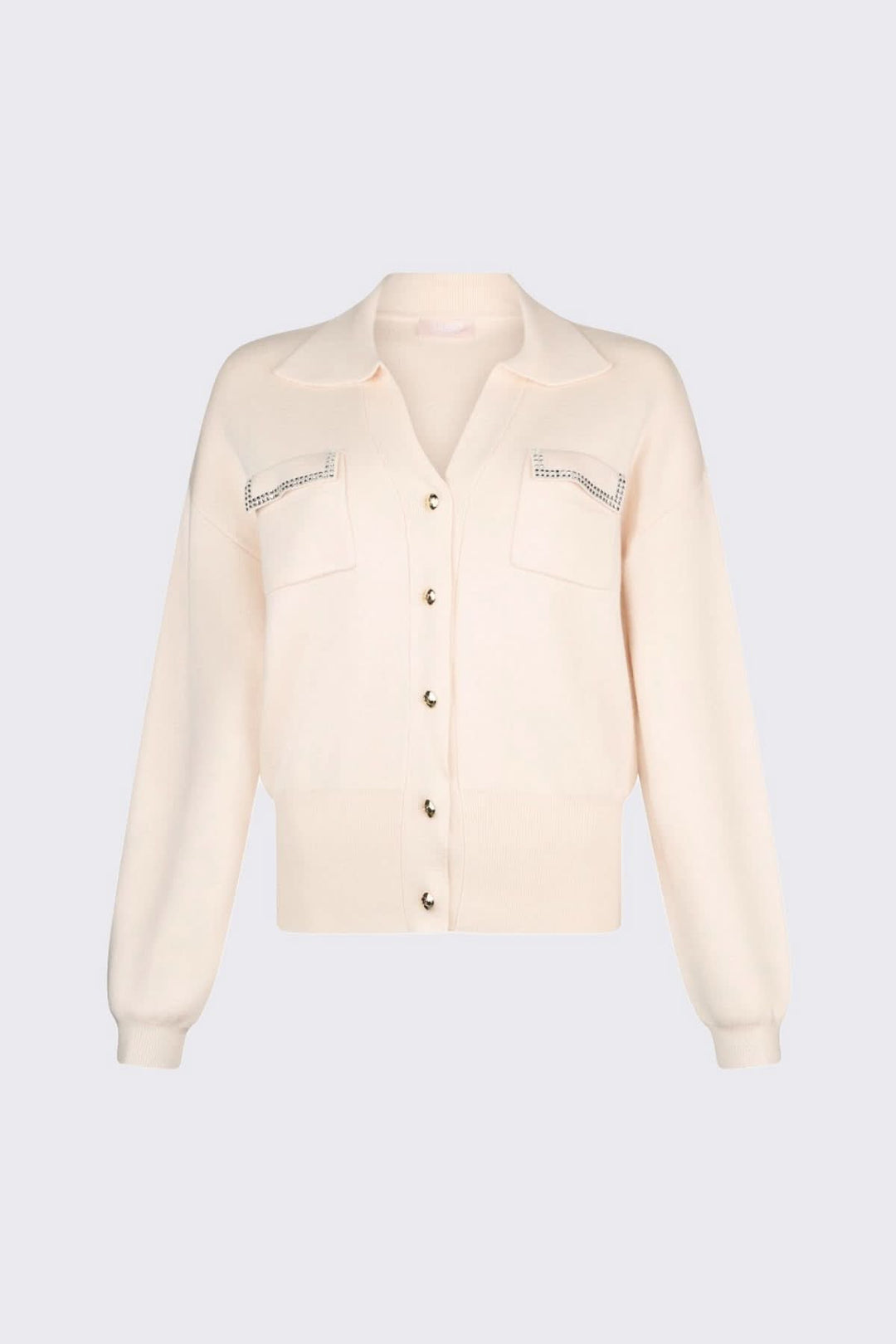 Cardigan en maille avec poches décoratives, col chemisier et fermeture boutonnée, détail chic pour un look élégant.