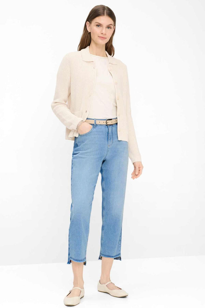 Femme portant le Cardigan en maille côtelée AMI avec un style classique et épuré sur un t-shirt décontracté, style élégant.