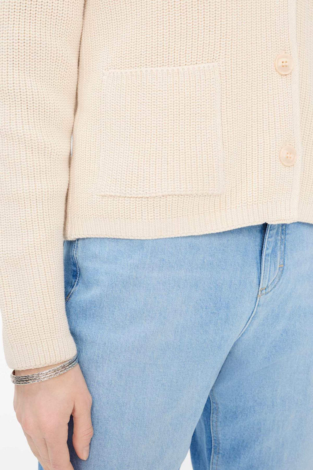 Cardigan en maille côtelée AMI détaillant la texture côtelée et la coupe décontractée, parfait pour un look élégant et confortable.
