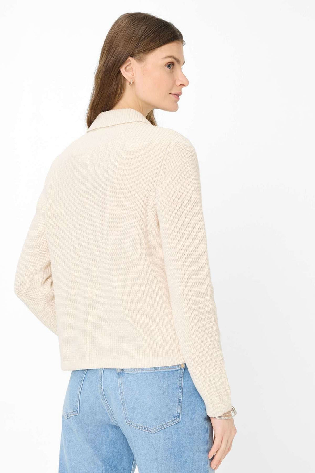 Femme portant un Cardigan en maille côtelée AMI avec un col chemise, style décontracté et intemporel, vu de dos.