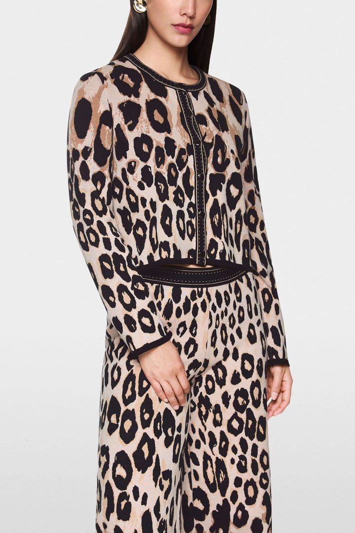 Cardigan léopard avec coupe droite, finitions contrastées et motif animal audacieux, parfait pour un look moderne.