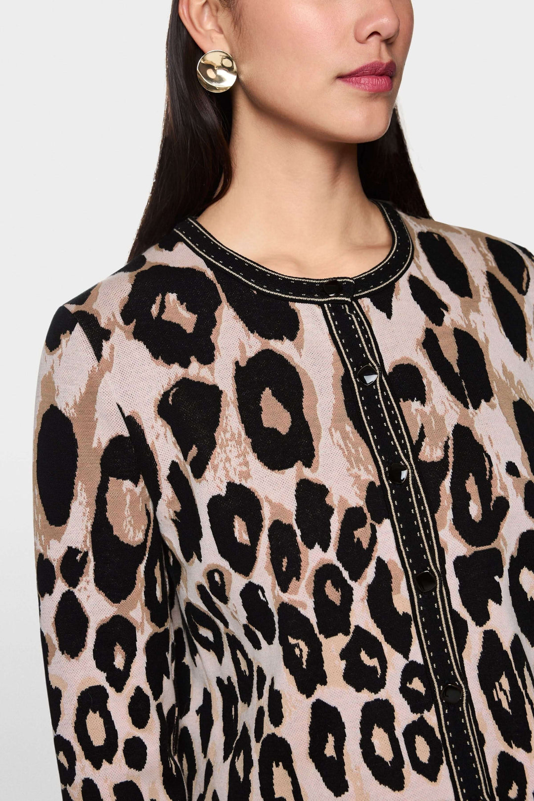 Cardigan léopard à motif audacieux avec finitions contrastées, style moderne et coupe droite.