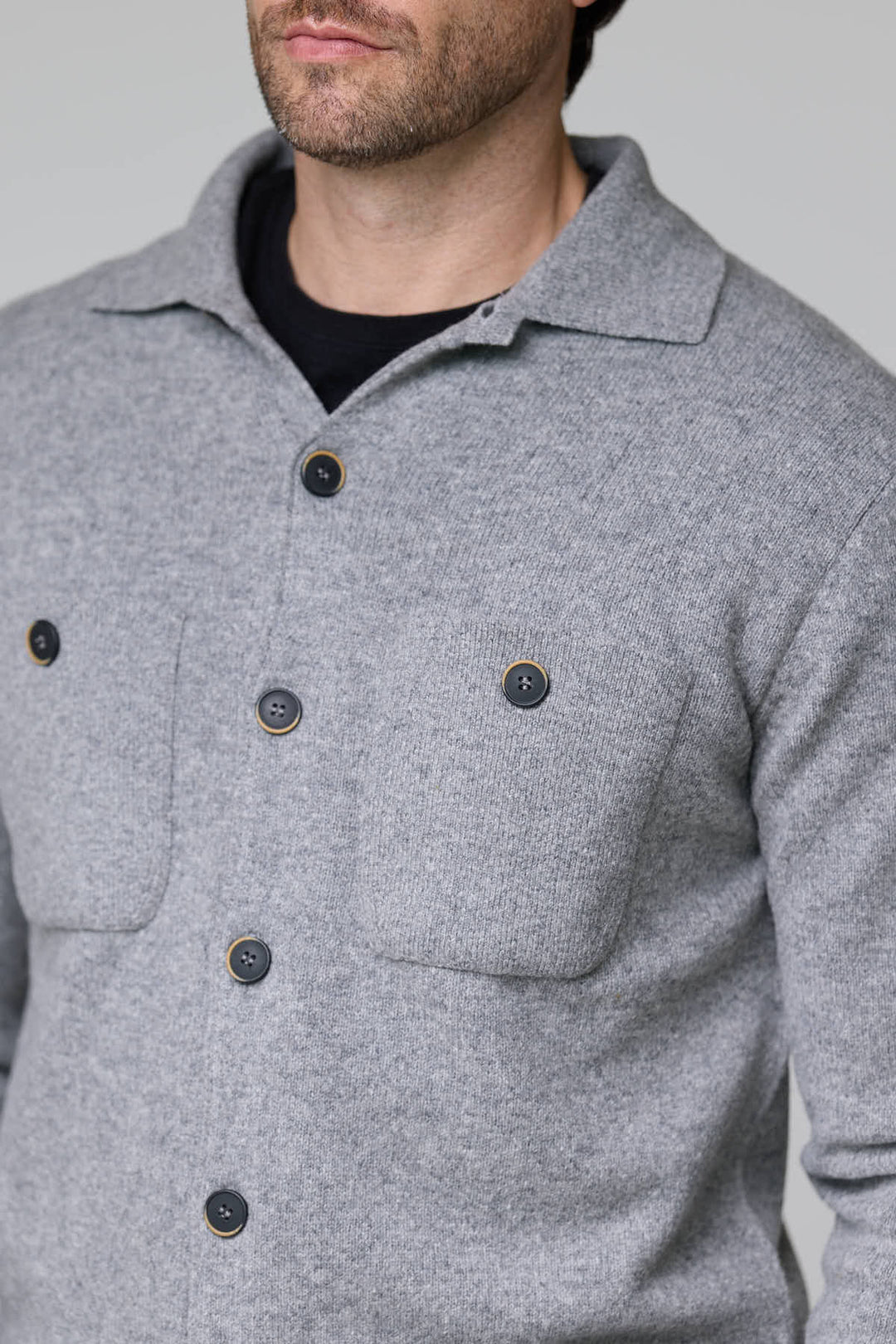 Cardigan à poches plaquées en laine chic avec boutons contrastants, idéal pour looks décontractés et modernes.