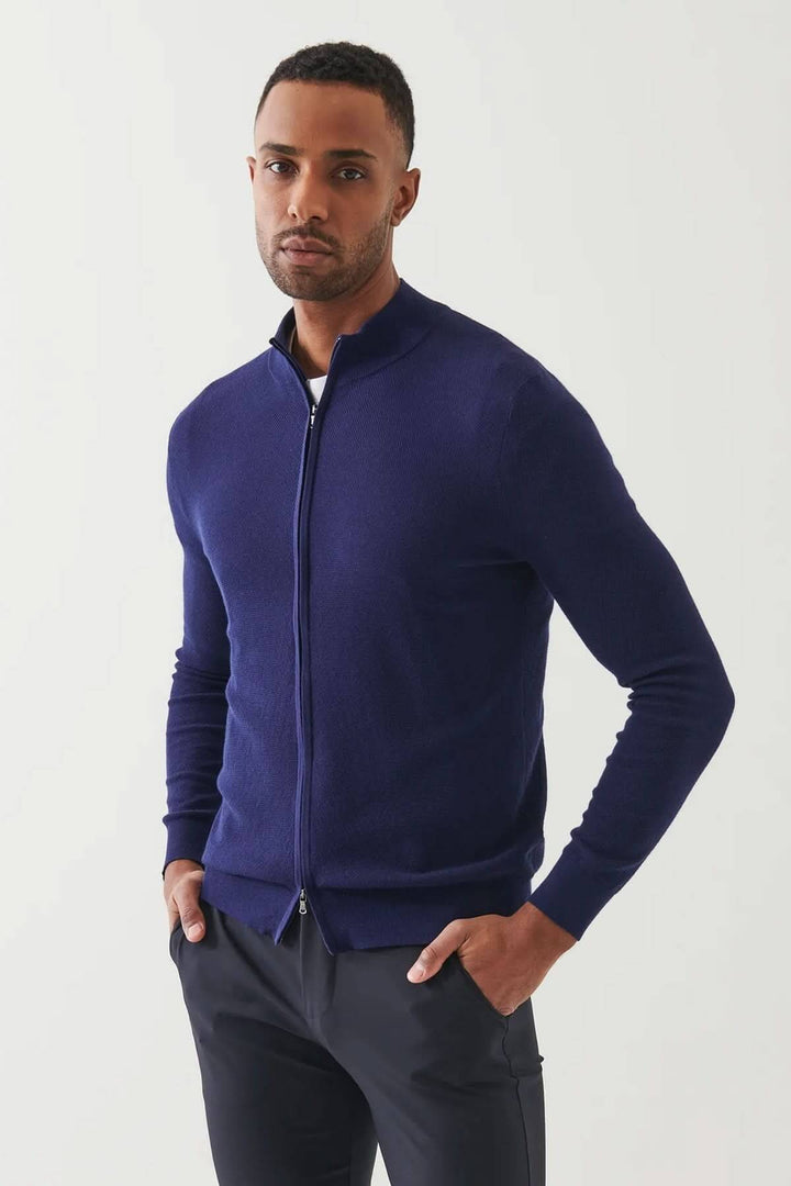 Cardigan zippé en coton et cachemire, élégant et polyvalent, porté par un homme.