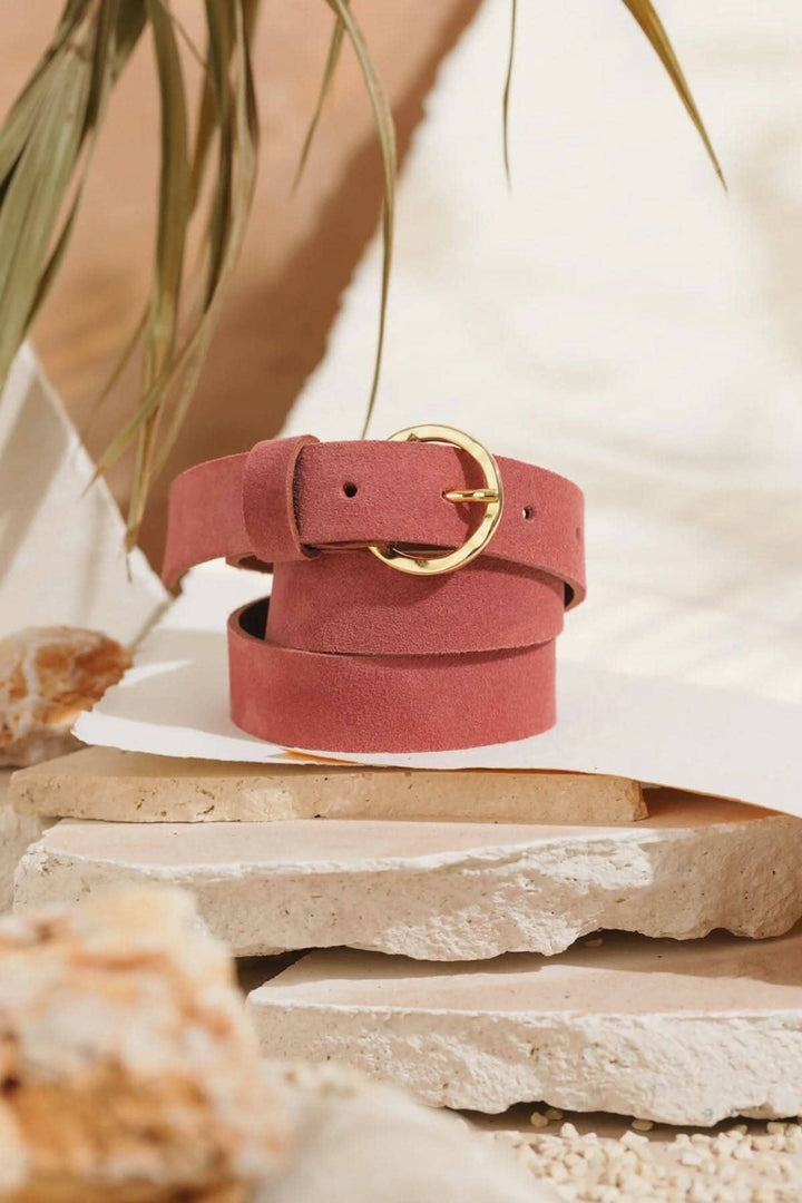 Ceinture Marais en cuir rose avec boucle dorée martelée, parfaite pour un style bohème chic.